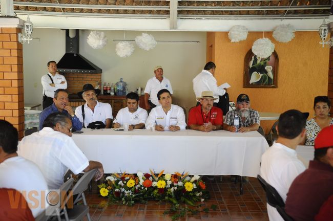 Se reúne Silvano Aureoles con Consejo General de las Autodefensas en Apatzingán