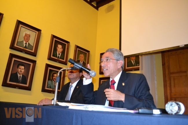 Imparte Salvador Jara Guerreo conferencia sobre la convergencia de saberes en la medicina.