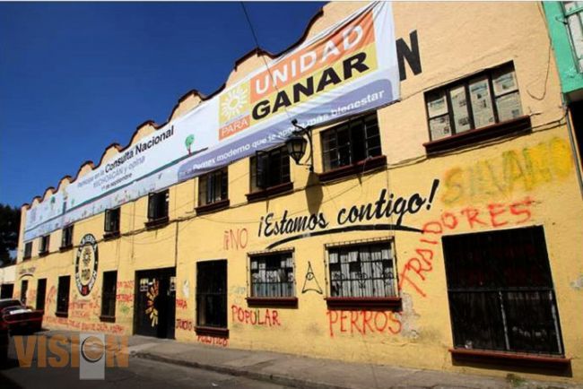 Vandalismo de maestros en sedes de partidos políticos