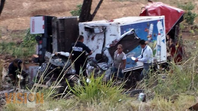 Chocan tráiler contra  camioneta; 3 muertos