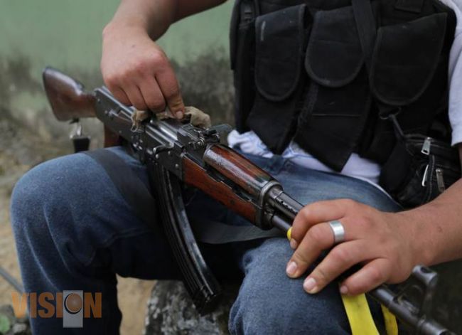 Autodefensas  afines a Hipólito Mora, entregan armas