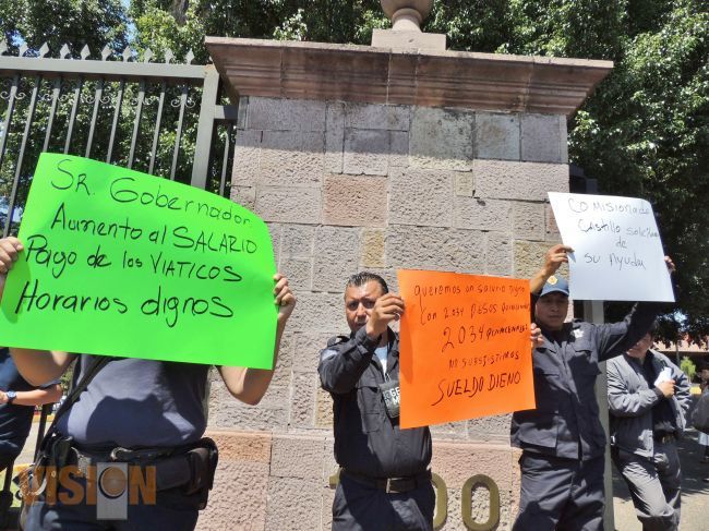 Se manifiestan policias afuera de Casa de Gobierno.