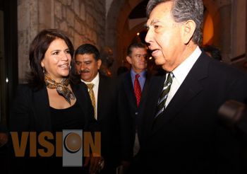 La dirigente del PRD Fabiola Alanis y el Ingeniero Cárdenas sostienen encuentro