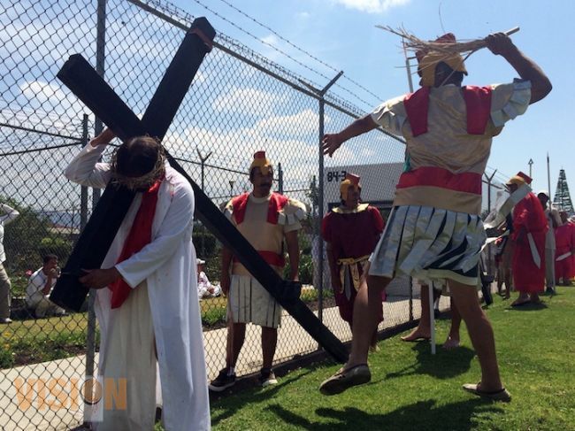 Representan Viacrucis internos del Cereso Charo y Morelia