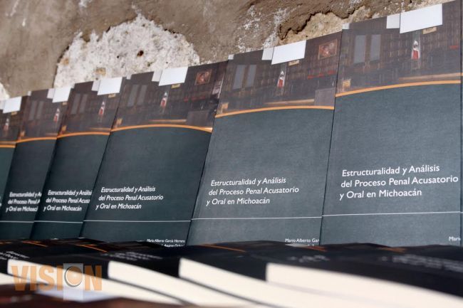 Presentan en la Facultad de Derecho, libro sobre el proceso penal acusatorio y oral en Michoacan.