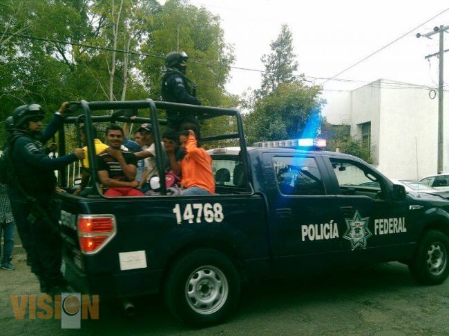 Detienen a 88 personas que pedían cooperación en Autopista Siglo 21