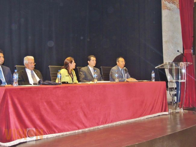 Participa CEDH en panel sobre democracia y derechos humanos.