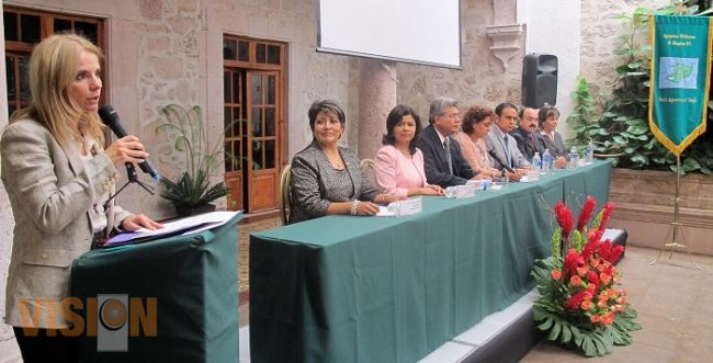 Reconocen trayectoria profesional de María de los Ángeles Llanderal Zaragoza