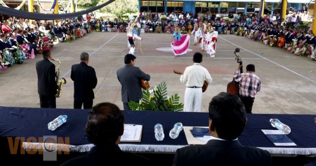 Mantienen tradiciones en las clausuras escolares