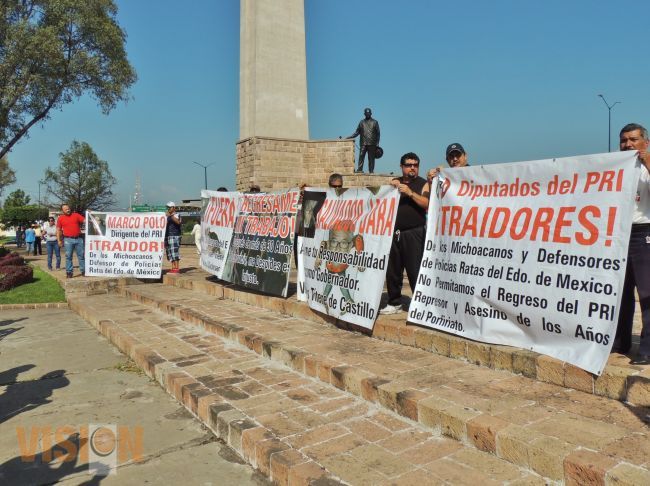 Se manifiestan ex policías por el despido masivo de personal.