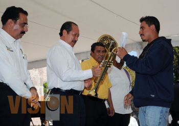 El Gobernador Leonel Godoy entrega instrumentos musicales
