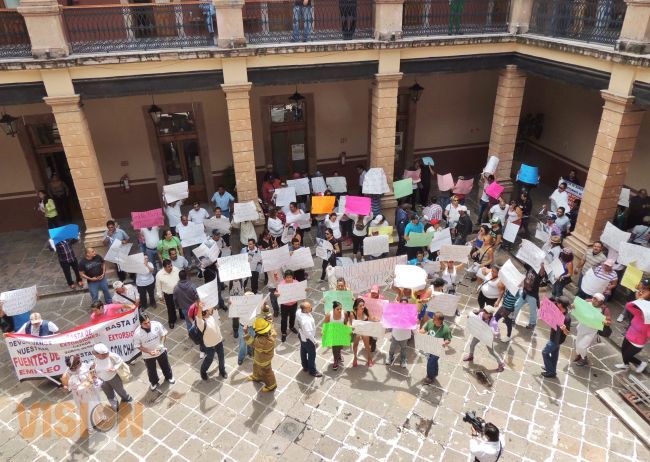 Se manifiestan policías despedidos y trabajadores de centros nocturnos. 