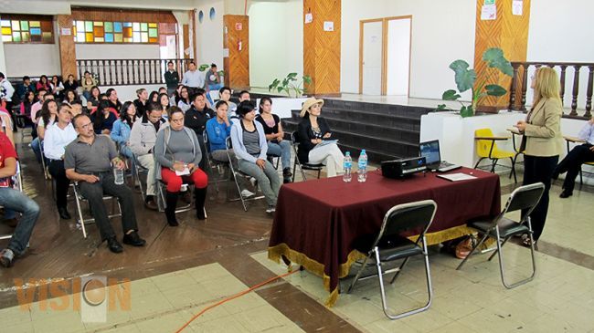 Brinda Llanderal Zaragoza plática sobre el Nuevo Sistema de Justicia Penal a estudiante del CESOM.