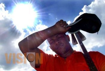 Incrementar ingesta de líquidos y evitar exposiciones al sol prolongadas.