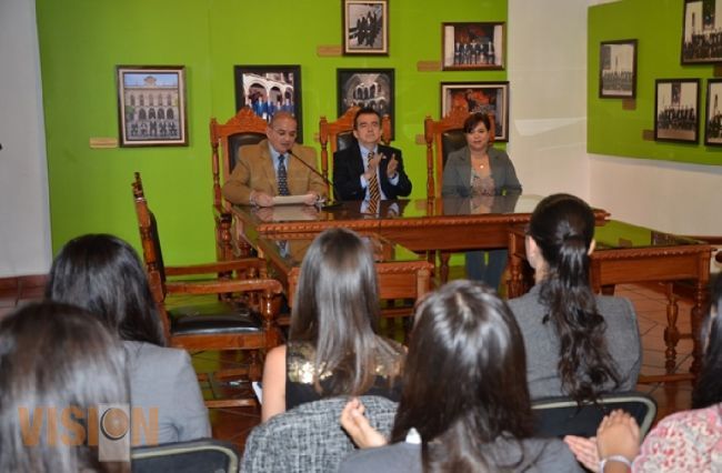 Jueces de oralidad en reserva evaluarán a estudiantes en concurso de litigación oral.