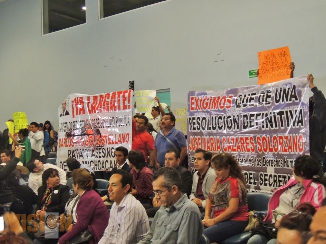 Ex policías irrumpen el informe de actividades del Titular de la CEDH.