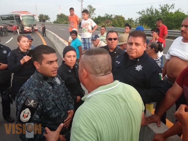 Bloquean acceso carretero al municipio de Apatzingán