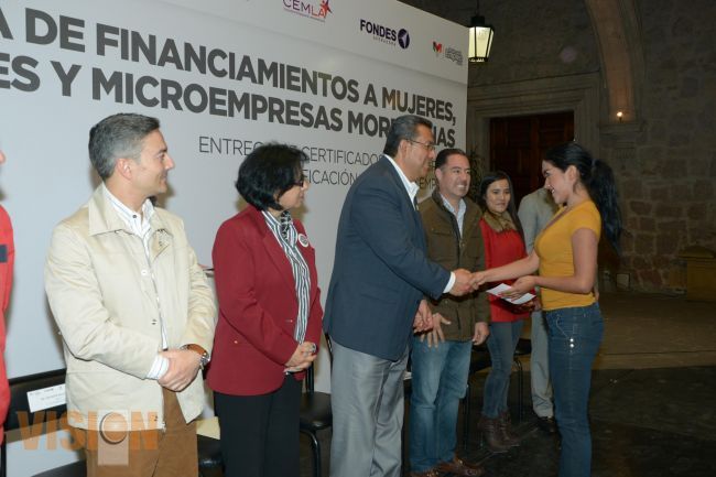 Entregan créditos a empresarios en crecimiento.