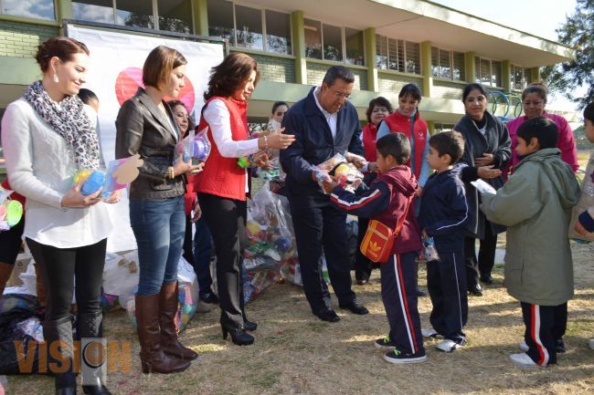 Llevan alegría y regalos a los menores del internado España-México.