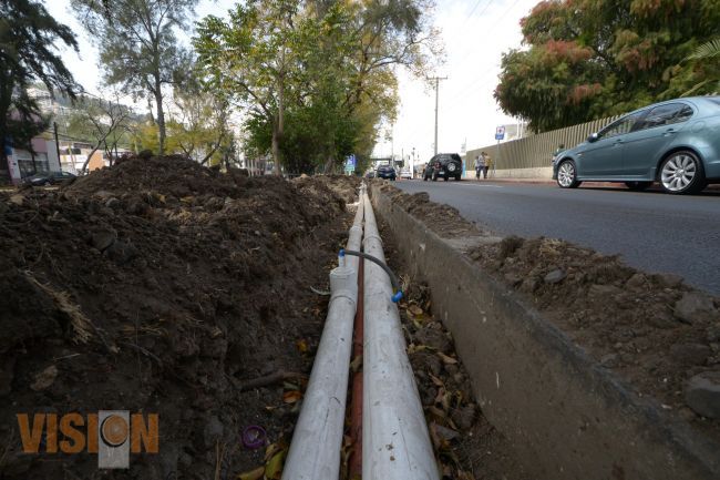 Continúa instalación de sistema de riego por aspersión en avenida camelinas.