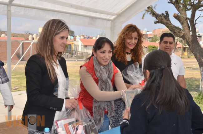 Entrega DIF Morelia 670 libros a escuela primaria  “Leona Vicario”.