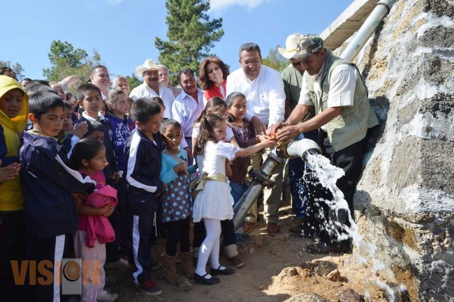 Inaugura Lázaro Medina red de agua potable en Buenavista, Capula.
