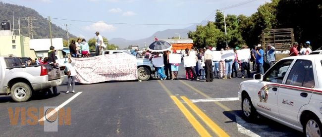 Doble bloqueo carretero de  autodefensas y ejidatarios