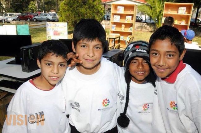 Recibe DIF Morelia becas federales y equipamiento.