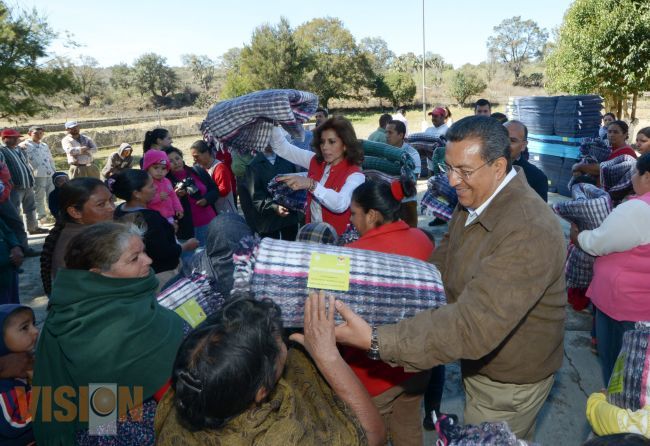 Ayuntamiento continúa la entrega de cobijas y despensas  para mitigar el frío.