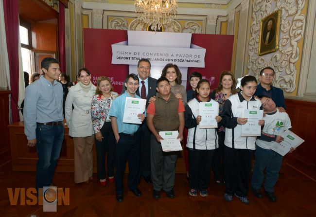 DIF Municipal e IMDE entregan becas a menores deportistas con discapacidad.