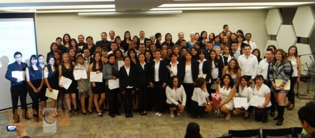 Se gradúan en computación e inglés en el Polifórum Digital