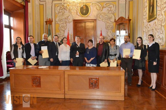 Ayuntamiento y Vive México entregan becas a 70 estudiantes morelianos.