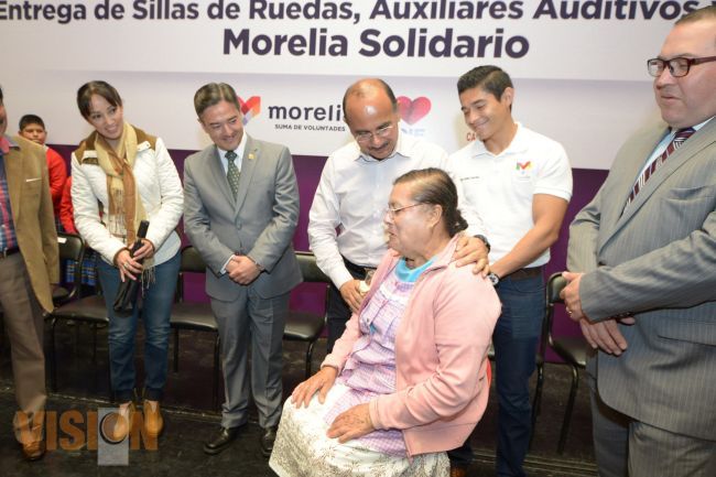 Reciben morelianos sillas de ruedas, auxiliares auditivos y lentes.