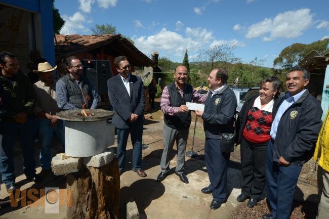 Entregan apoyo a proyecto productivo en loma caliente y destinan recursos al pet.