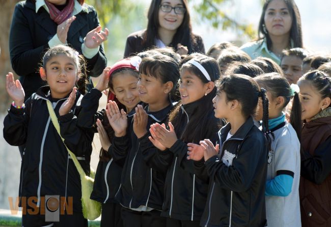 Alienta gobierno municipal la permanencia en escuelas a través de programa de becas.