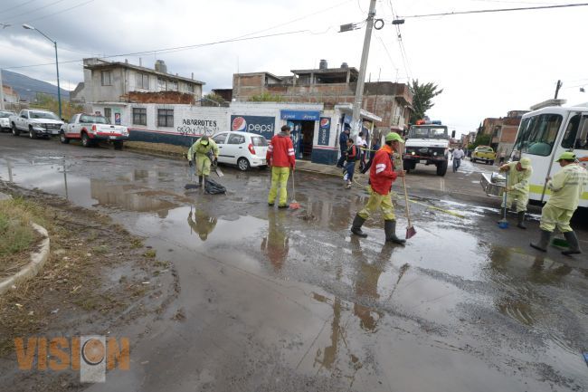 Inicia Protección Civil labores para sacar agua de casas inundadas.