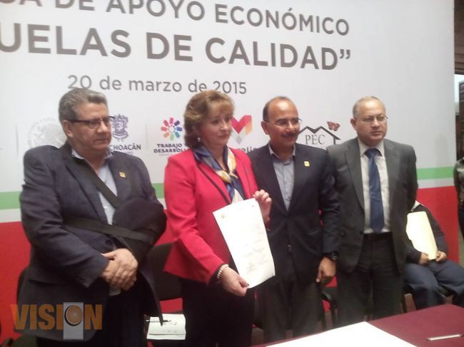 Por educación de calidad, otorgan apoyos a escuelas.