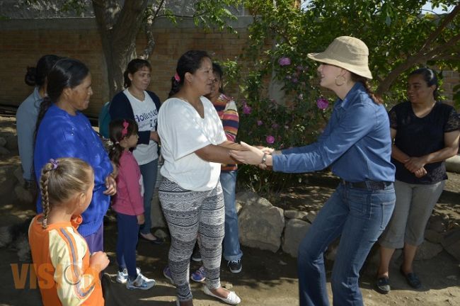 Escucha Miriam Cruz de Abud a madres de la comunidad de La Alberca