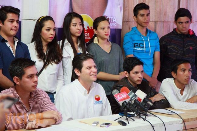 Líderes estudiantiles entregan propuestas y apoyan a Poncho Martínez 