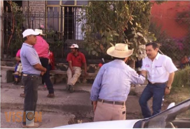 Recorre Manuel Alcalá colonias de su distrito 
