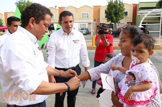 Escucha Jaime Darío a los habitantes de Villas del Pedregal