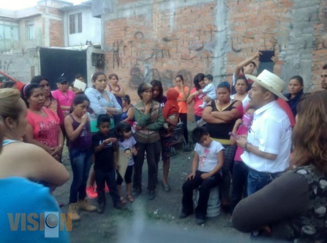 Manuel Alcalá se reúne con padres de familia de Cendis
