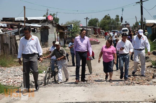 Recorre Alfonso Martínez a pie colonias de extrema pobreza en Morelia