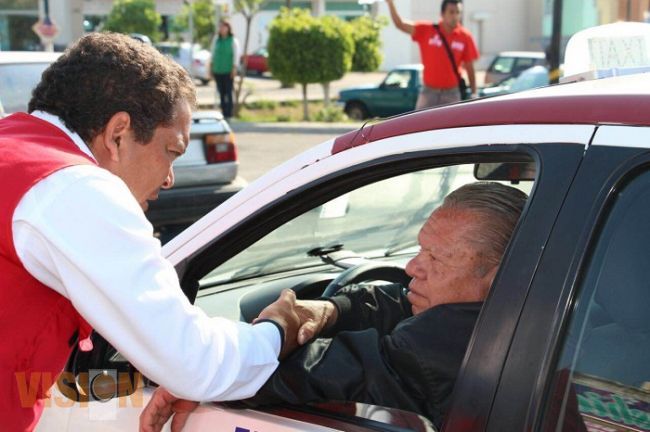 Recorre Jaime Darío la zona de Torreón Nuevo