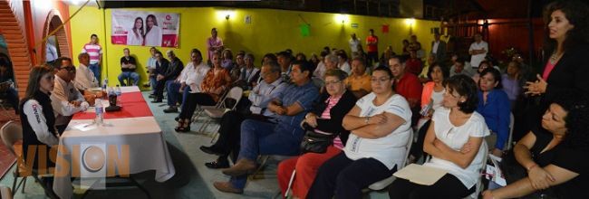 Se reúne Daniela de los Santos con vecinos de la colonia Chapultepec