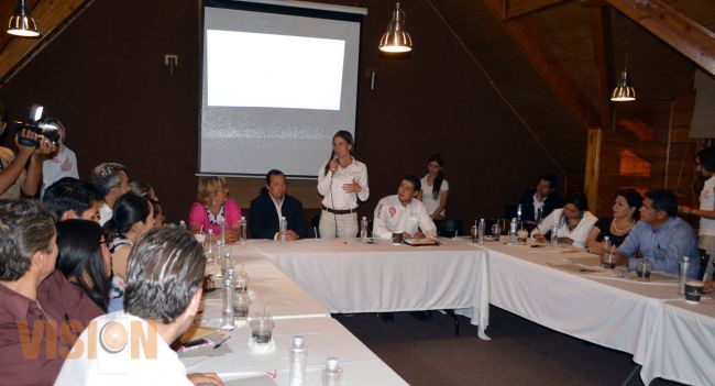Se reúne Daniela de Los Santos con más de 47 Presidentes de Asociaciones 
