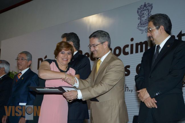 Reconocen al profesor en du día 