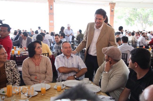 Ofrece Alfonso Martínez diálogo y acciones a favor de los maestros