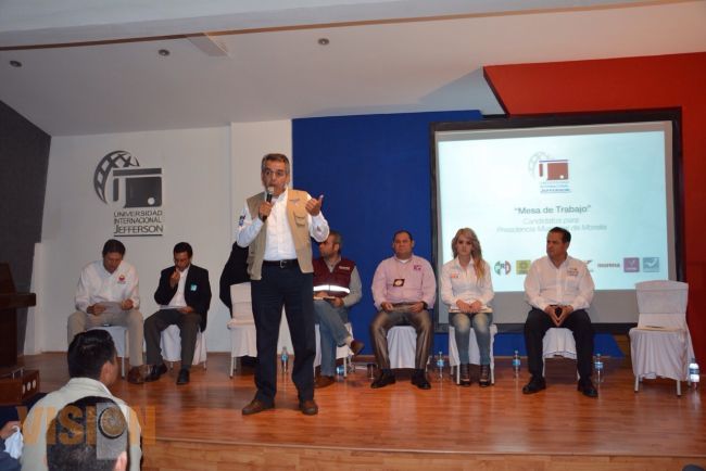 Conquista Nacho Alvarado a estudiantes del Jefferson 