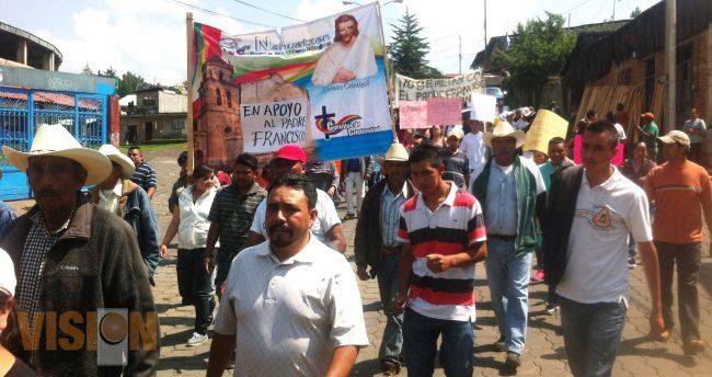 Con el padre Francisco  no se metan, advierten habitantes de Nahuatzen